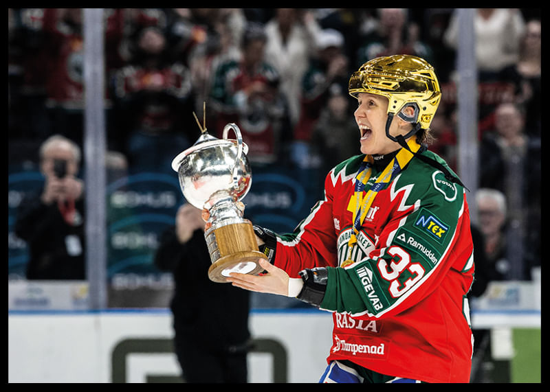 Frölunda HC SDHL Michelle Karvinen Lyfter Pokalen-12