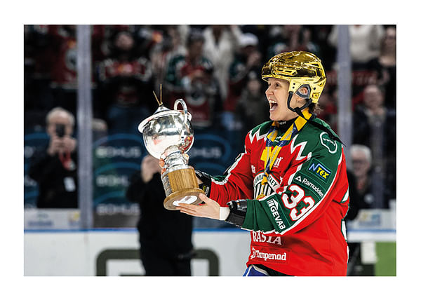 Poster Frölunda HC SDHL Michelle Karvinen Lyfter Pokalen