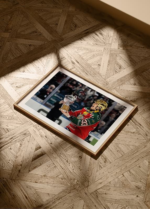 Poster Frölunda HC SDHL Michelle Karvinen Lyfter Pokalen crossfade