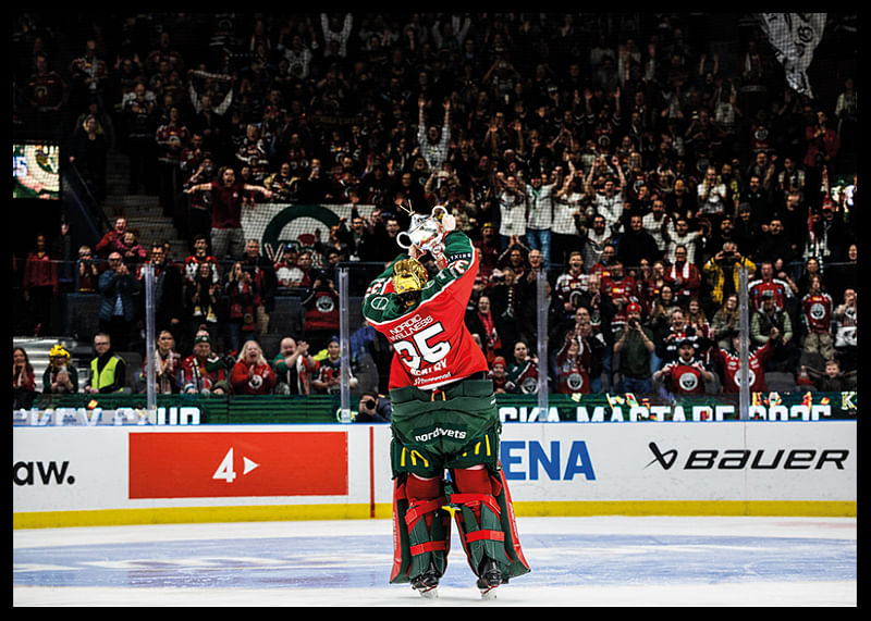 Frölunda HC SDHL Stephanie Neatby Lyfter Pokalen-12