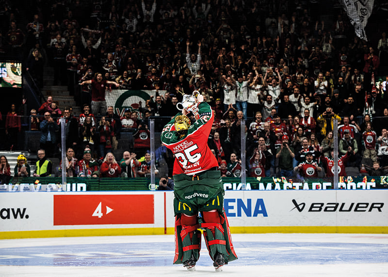 Frölunda HC SDHL Stephanie Neatby Lyfter Pokalen-12