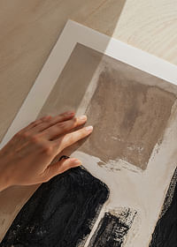 Des formes mystérieuses aux tons terreux créent une expression calme-5