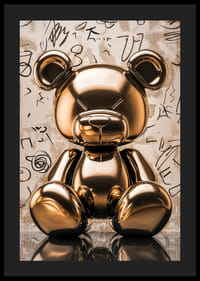 Guldig leksaksdjur i glansig finish mot konstnärlig bakgrund-4