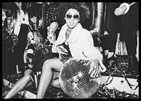 O scenă vibrantă de petrecere cu energie glam și disco-2