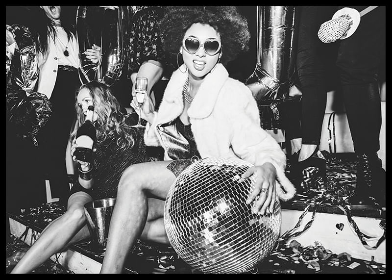 O scenă vibrantă de petrecere cu energie glam și disco-12