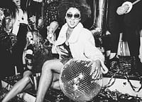 O scenă vibrantă de petrecere cu energie glam și disco-3