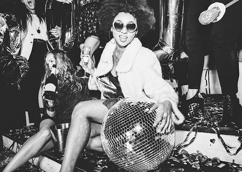 O scenă vibrantă de petrecere cu energie glam și disco-12