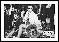 O scenă vibrantă de petrecere cu energie glam și disco-0