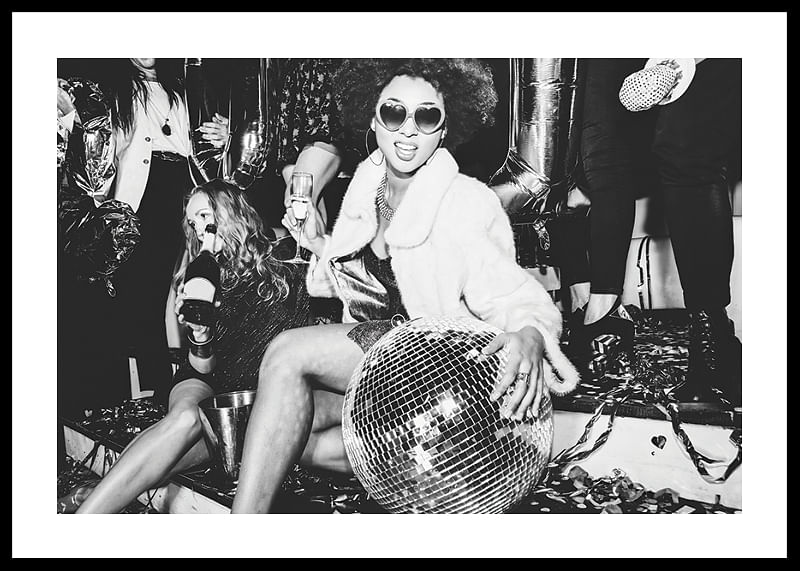 O scenă vibrantă de petrecere cu energie glam și disco-12