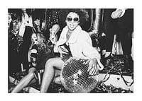 O scenă vibrantă de petrecere cu energie glam și disco-1