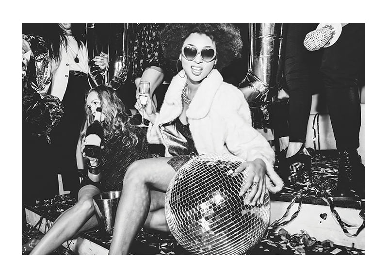 O scenă vibrantă de petrecere cu energie glam și disco-12