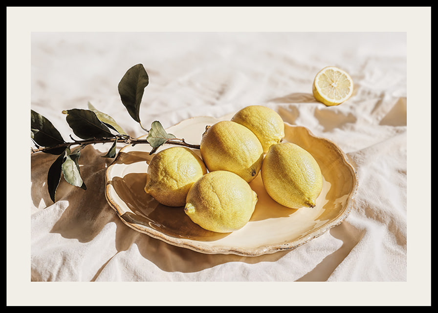 I limoni luminosi su un piatto creano una sensazione di sole-12