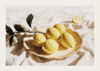 I limoni luminosi su un piatto creano una sensazione di sole-3