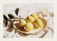 Ljusa citroner på ett fat skapar en solig känsla-3