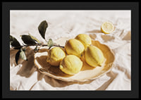I limoni luminosi su un piatto creano una sensazione di sole-4