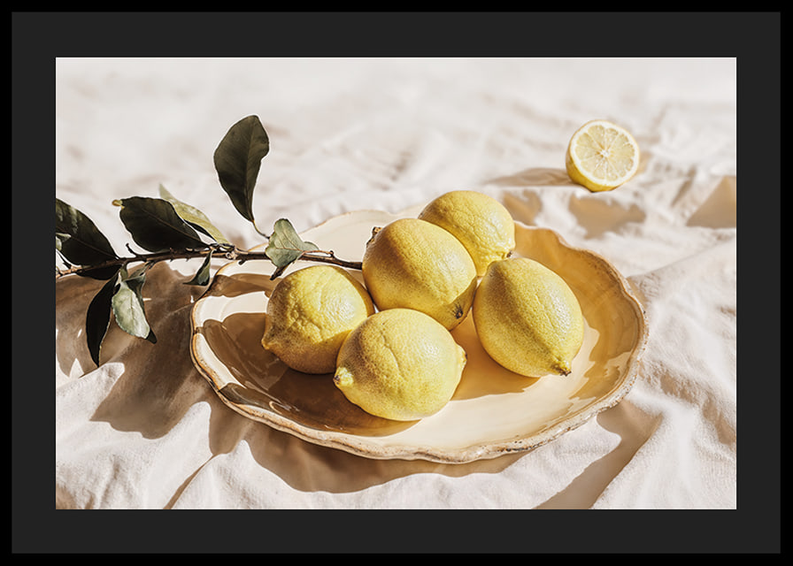 I limoni luminosi su un piatto creano una sensazione di sole-12