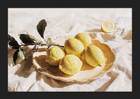 I limoni luminosi su un piatto creano una sensazione di sole-5