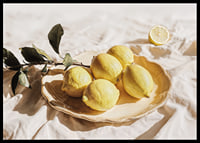 I limoni luminosi su un piatto creano una sensazione di sole-6