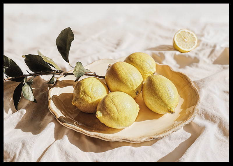 I limoni luminosi su un piatto creano una sensazione di sole-12