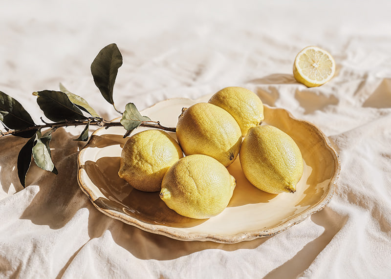 I limoni luminosi su un piatto creano una sensazione di sole-12