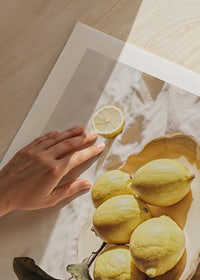 I limoni luminosi su un piatto creano una sensazione di sole-9