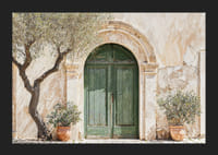 En grønn dør innebygd i Middelhavets sjarm og tidløse skjønnhet-5