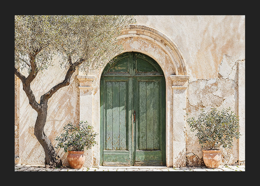 En grønn dør innebygd i Middelhavets sjarm og tidløse skjønnhet-12