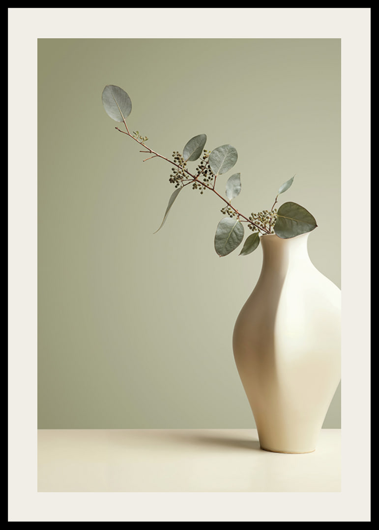 Elegant vas med eucalyptusblad i lugn harmoni-12
