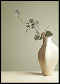 Elegant vas med eucalyptusblad i lugn harmoni-6