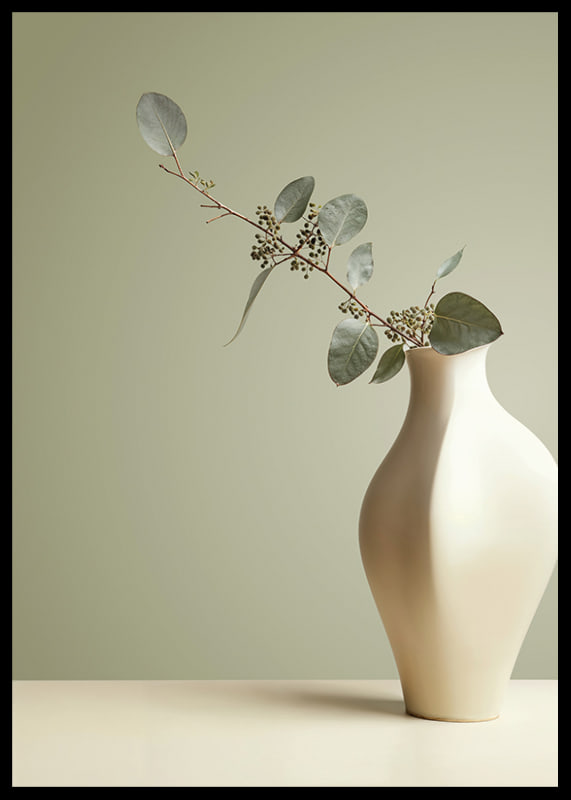 Elegant vas med eucalyptusblad i lugn harmoni-12