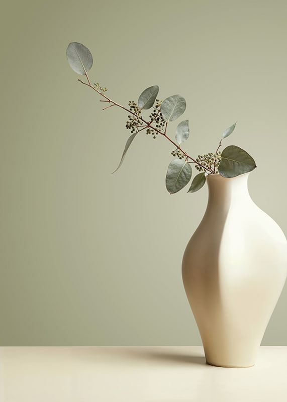Elegant vas med eucalyptusblad i lugn harmoni-12