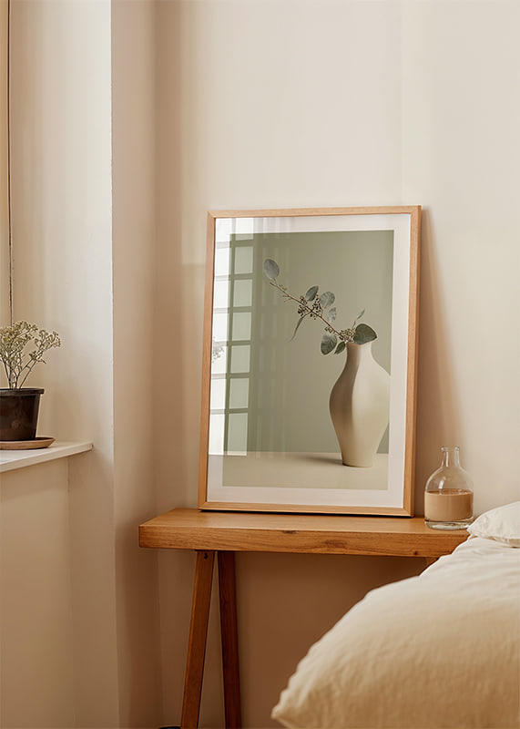 Elegant vas med eucalyptusblad i lugn harmoni-12