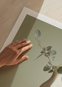 Elegant vas med eucalyptusblad i lugn harmoni-9