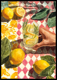 En hand njuter av en färsk citrondryck på ett färgglatt bord-6