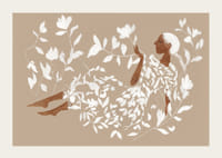 En drömsk figur omgiven av mjuka, vita löv-3