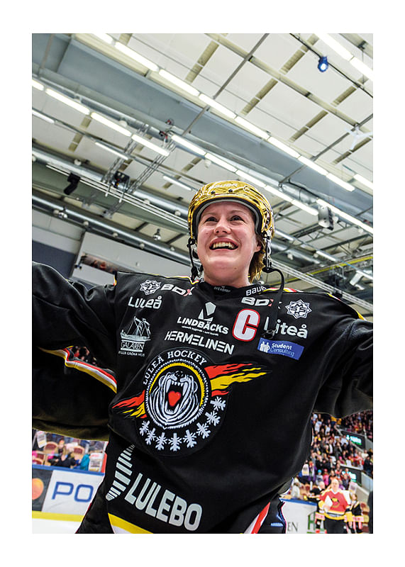 Poster Emma Eliasson Med Guldhjälm Luleå Hockey