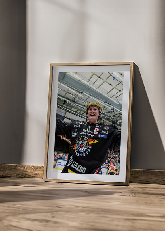 Poster Emma Eliasson Med Guldhjälm Luleå Hockey crossfade