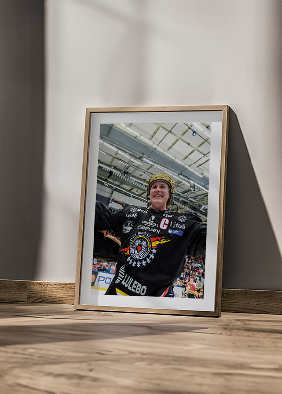 Poster Emma Eliasson Med Guldhjälm Luleå Hockey crossfade