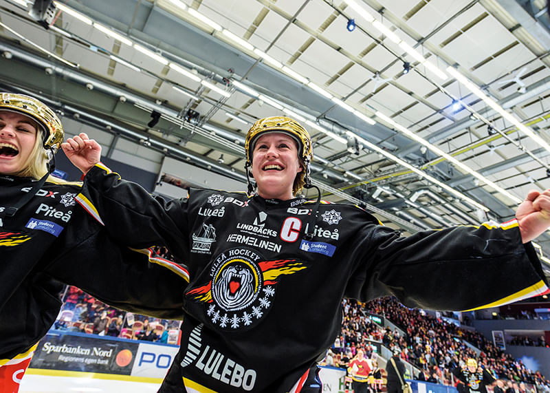 Emma Eliasson Med Guldhjälm No.2 Luleå Hockey -12