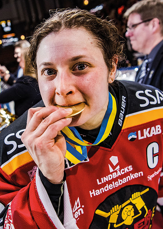 Jenni Hiirikoski Biter I Guldet Luleå Hockey-12