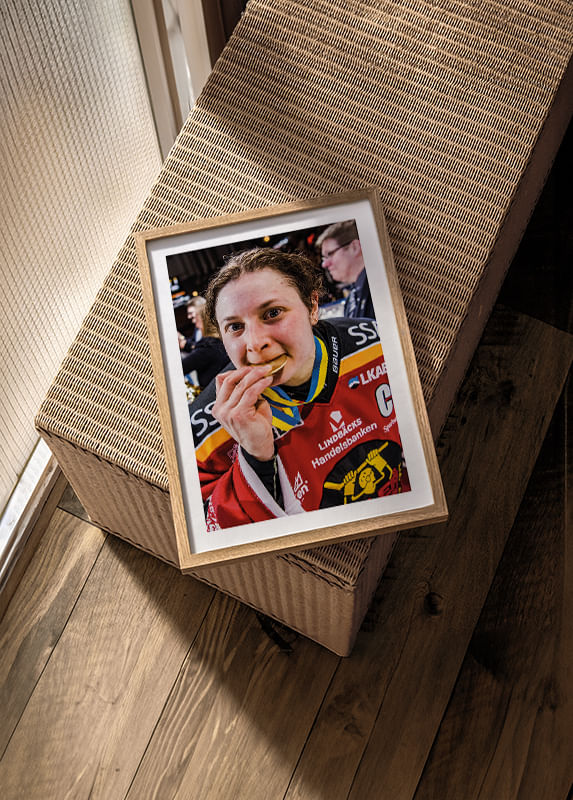 Poster Jenni Hiirikoski Biter I Guldet Luleå Hockey crossfade