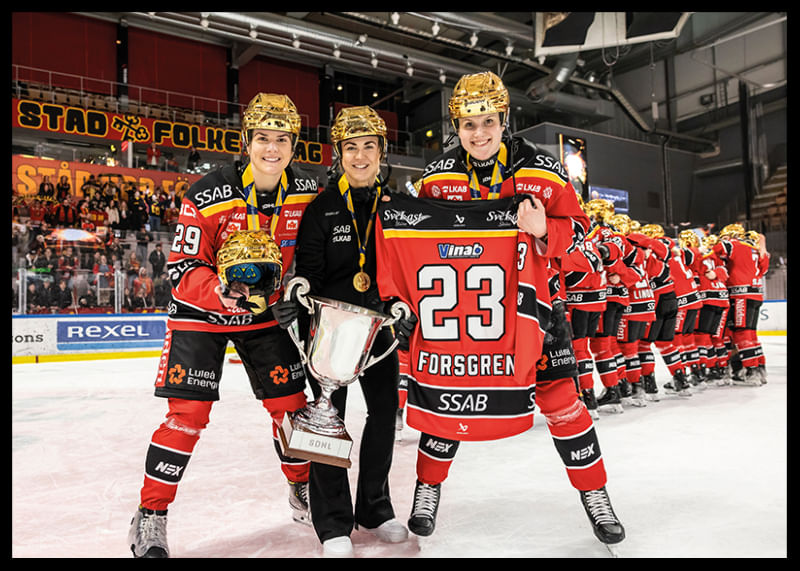 Emma Nordin Och Johanna Fällman Håller Upp Pernilla Forsgrens Tröja Luleå Hockey-12
