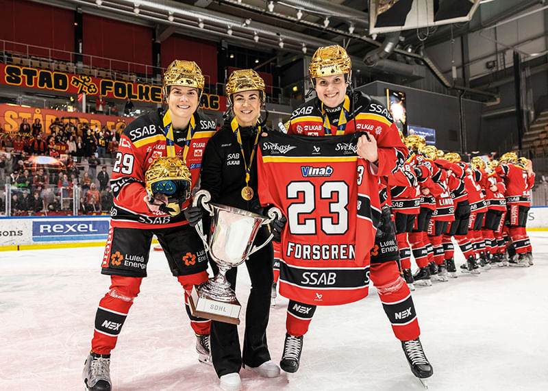 Emma Nordin Och Johanna Fällman Håller Upp Pernilla Forsgrens Tröja Luleå Hockey-12