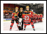 Emma Nordin Och Johanna Fällman Håller Upp Pernilla Forsgrens Tröja Luleå Hockey-0
