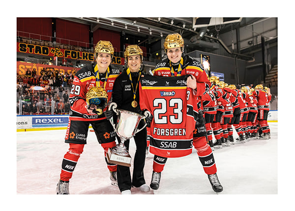Poster Emma Nordin Och Johanna Fällman Håller Upp Pernilla Forsgrens Tröja Luleå Hockey