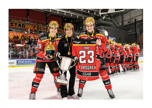 Poster Emma Nordin Och Johanna Fällman Håller Upp Pernilla Forsgrens Tröja Luleå Hockey