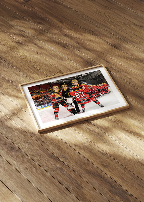 Poster Emma Nordin Och Johanna Fällman Håller Upp Pernilla Forsgrens Tröja Luleå Hockey crossfade