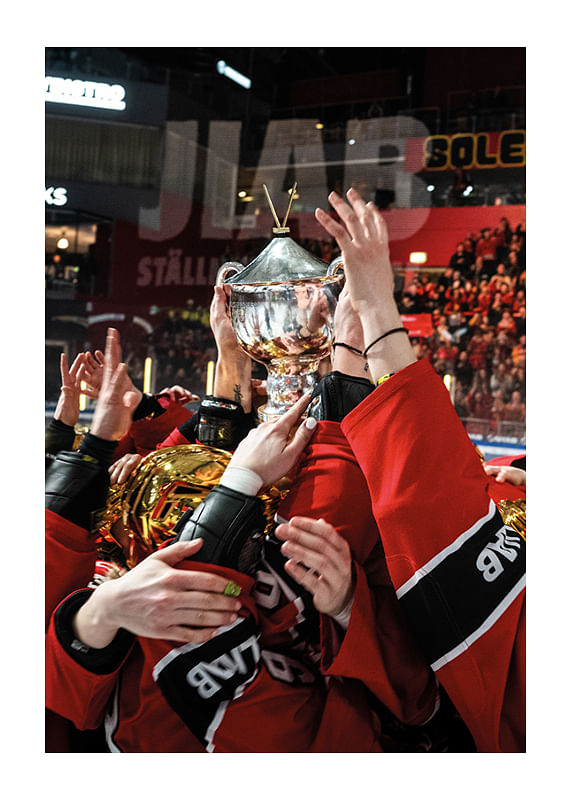 Poster Höjer bucklan mot taket 2024