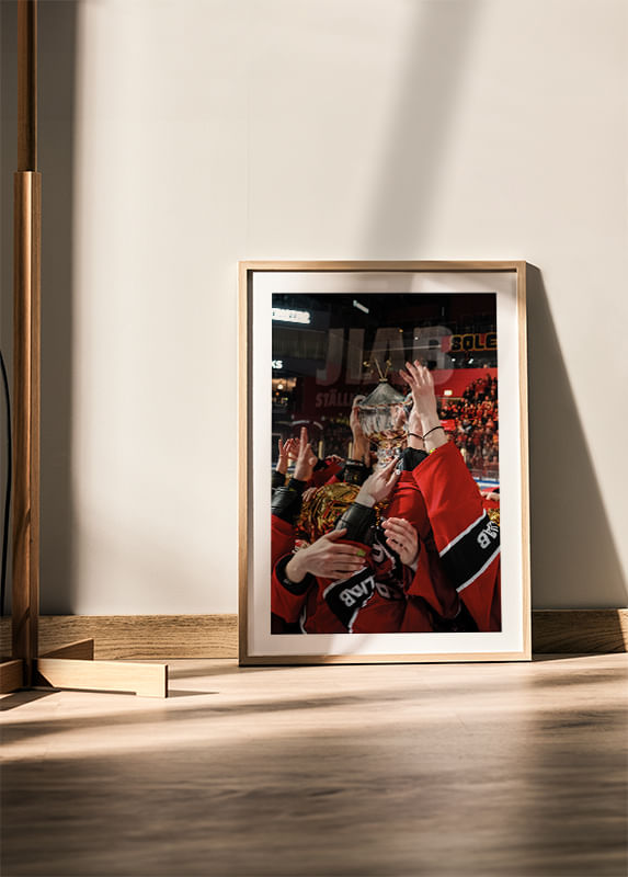 Poster Höjer bucklan mot taket 2024 crossfade