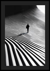 En ensam vandrare rör sig genom ett surrealistiskt landskap av ljus, skugga och hypnotiska linjer-4